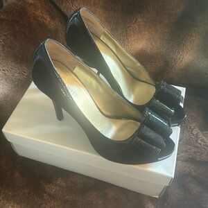 Nine West 9.5 black suede and patent bow peep toe heels